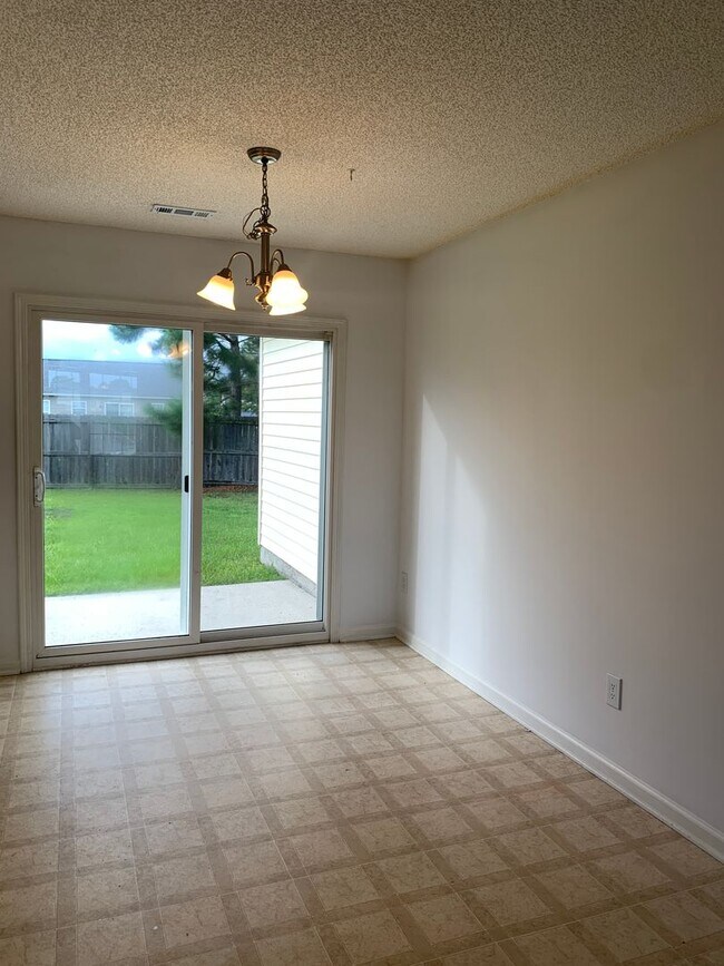 Foto del edificio - Available Now - 3 Bedroom, 2 Bath House on Newbury Lane