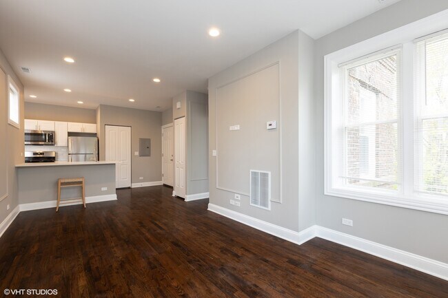 Building Photo - 4619 N Hamlin Ave