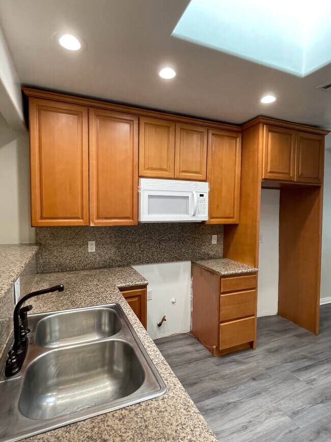 Foto del edificio - 15235 Chatsworth St
