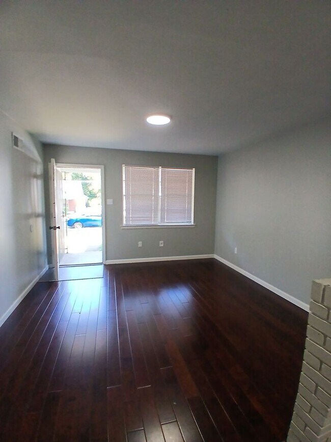 Foto del edificio - Fully Renovated 2 bedroom 1 bath Duplex - ...