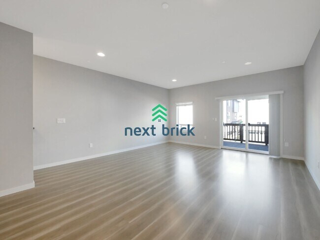 Foto del edificio - 3 Bed and 3 Bath Stunning Townhome is Available for Rent!
