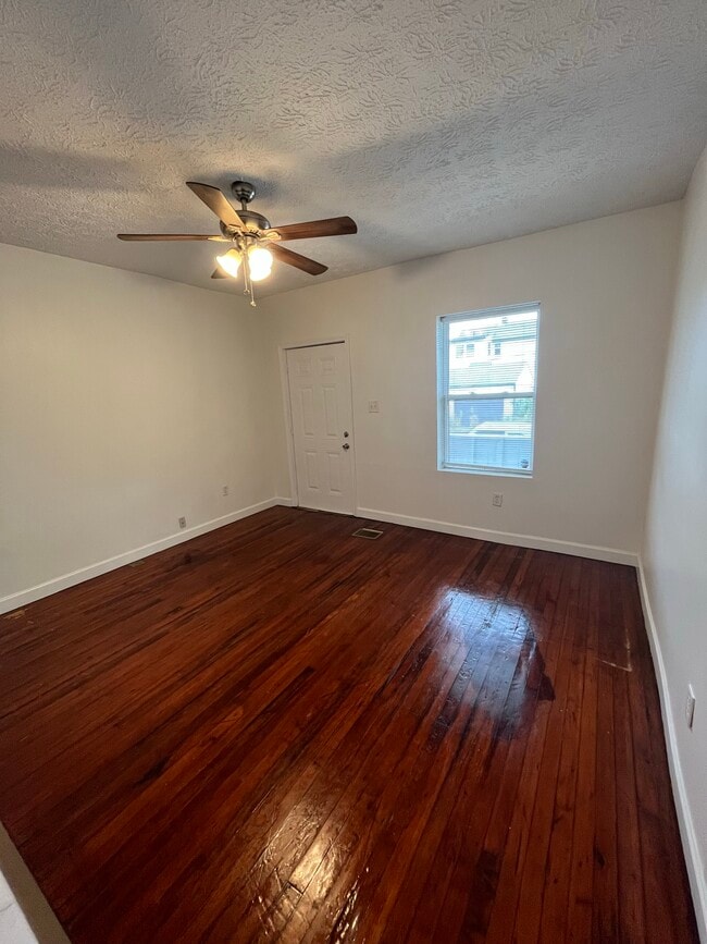 Building Photo - 565 E Deshler Ave