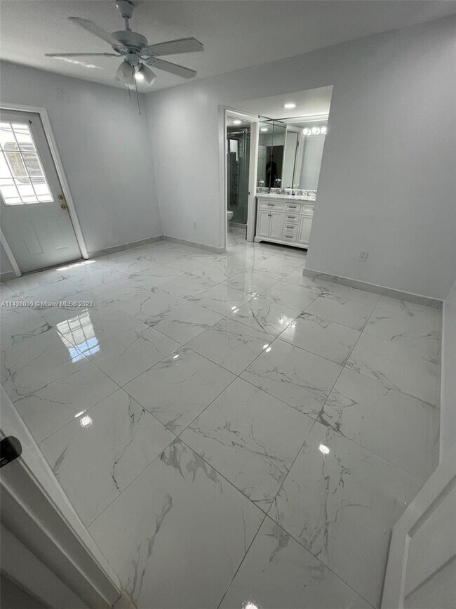 Foto del edificio - 10399 NW 127th St