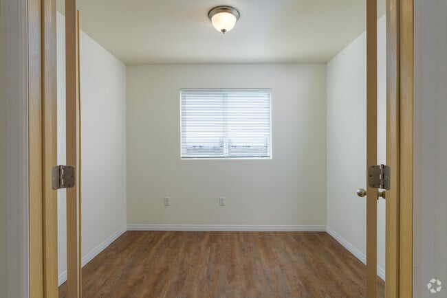 1BR, 1BA - 886SF - Bentley Apartments