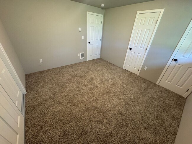 Foto del edificio - (248) 2 Bdrm Town Home w/ Private Yard Area