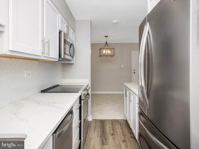 Building Photo - 5801 Rexford Dr
