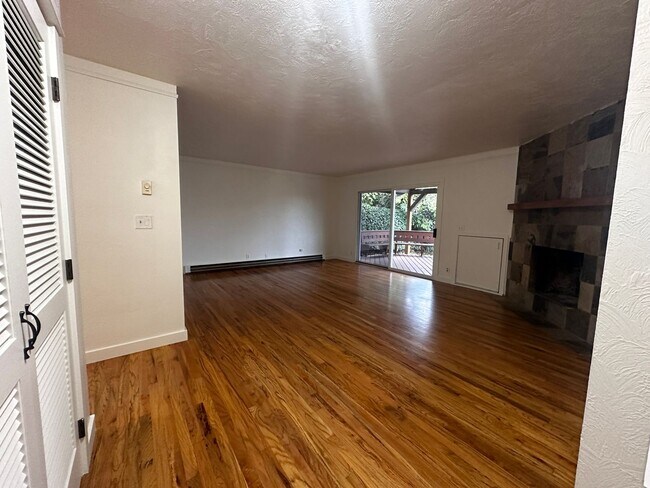 Building Photo - 3 Bedroom 1.5 Bath Single Family Home