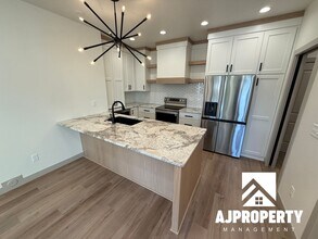 Building Photo - 8609 W Shoreline Pl