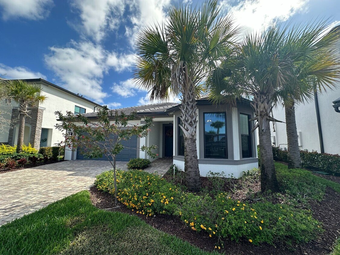 Primary Photo - Luxury Living 3 Bedroom 2.5 Bath Pool Avai...