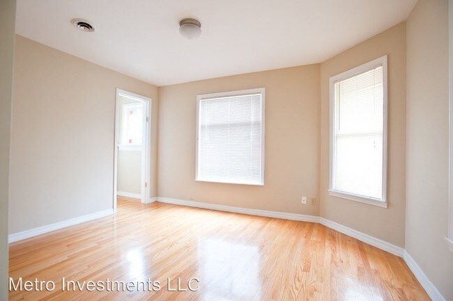 Building Photo - 2429 N Farwell Ave