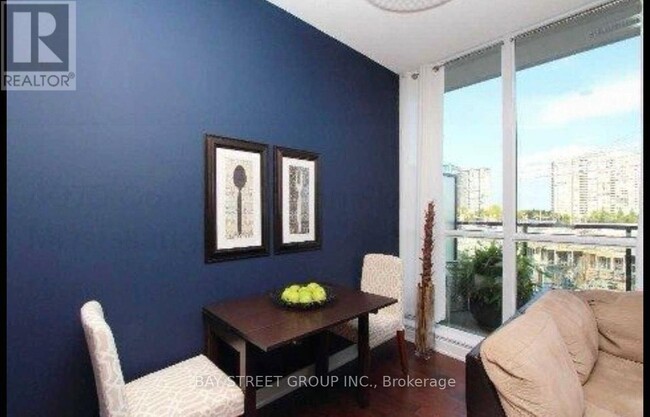 Photo du bâtiment - 4070-4070 Confederation Pkwy