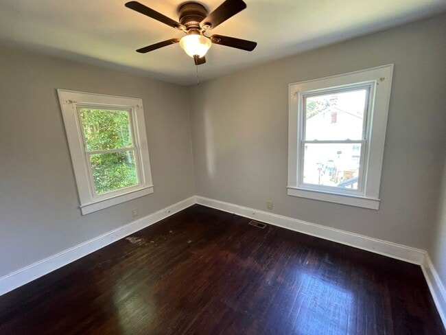 Building Photo - Freshly painted 2 bedroom 1 bathroom house...