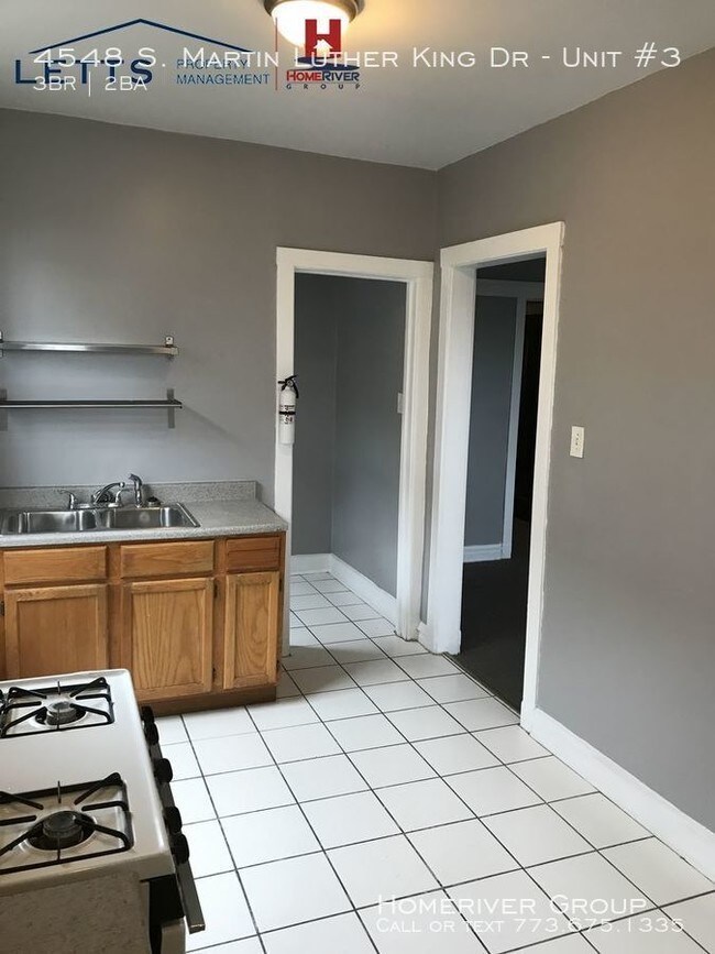 Building Photo - Spacious  3 Bedroom and 2 bath Apartment