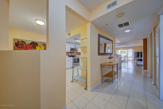 Building Photo - 605 Shorewood Dr