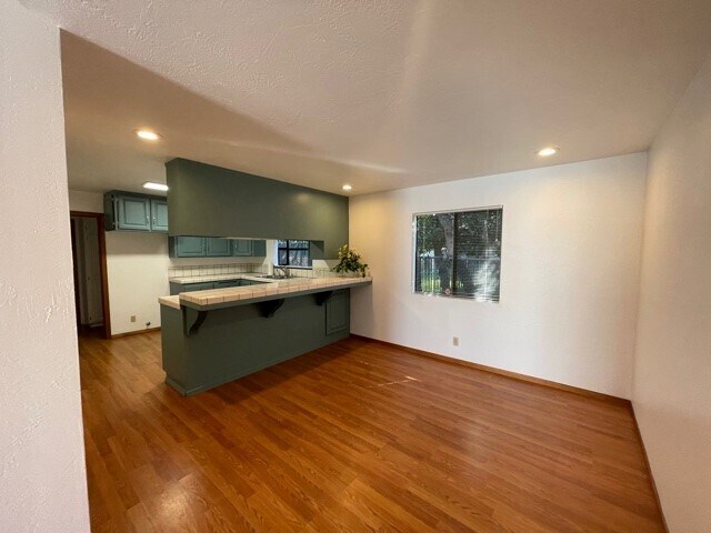 Building Photo - 1180 E Mariposa Ave