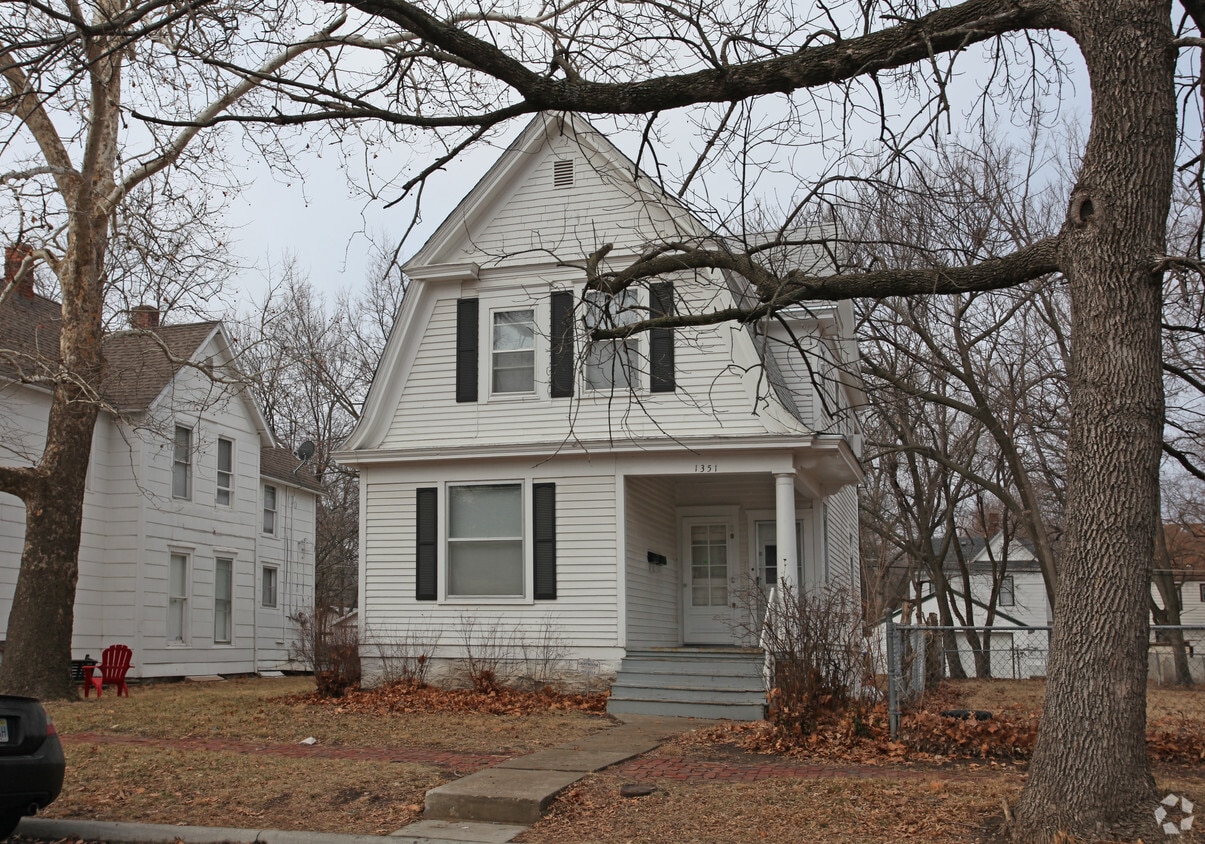 Building Photo - 1351 SW Garfield Ave