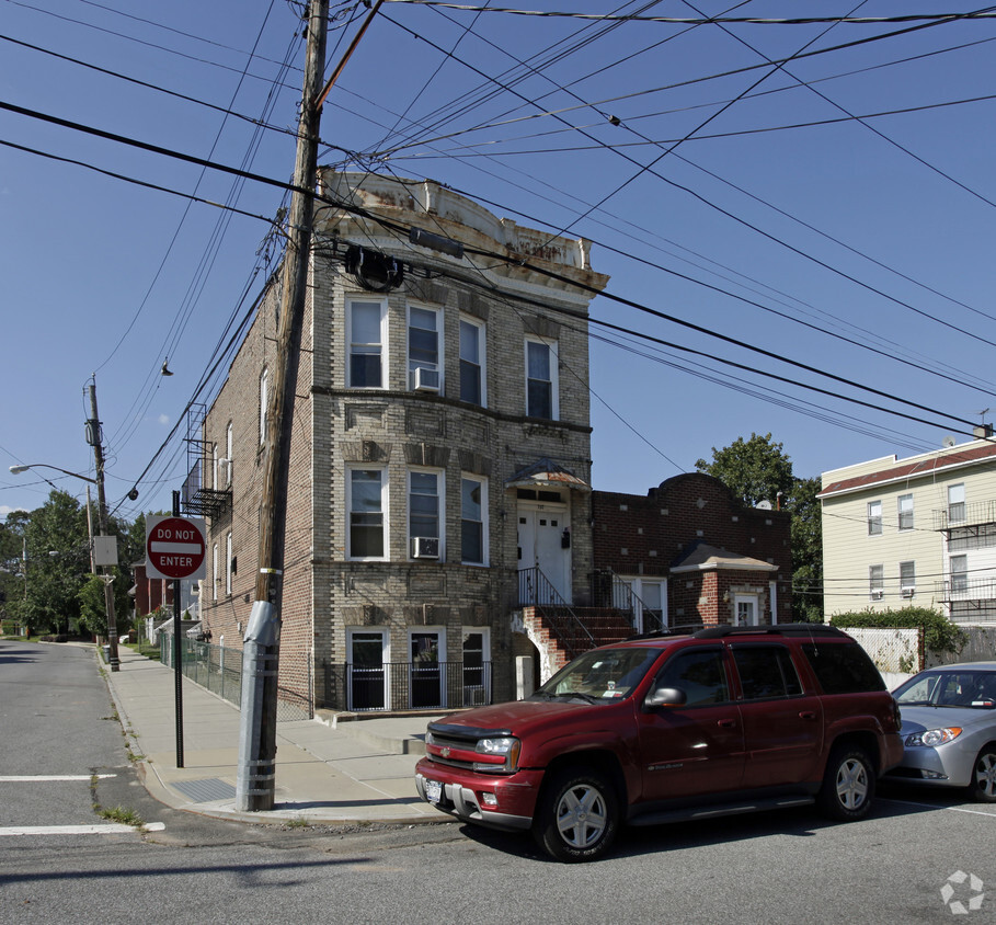 Primary Photo - 155-157 Cedar Ave