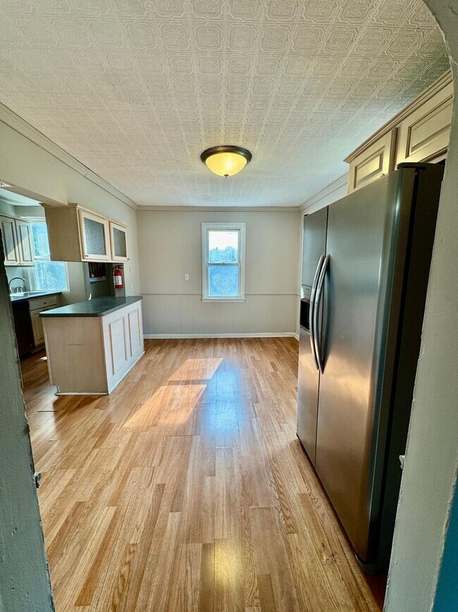 Foto del edificio - Spacious 3 Bedroom House with 1 bath for R...