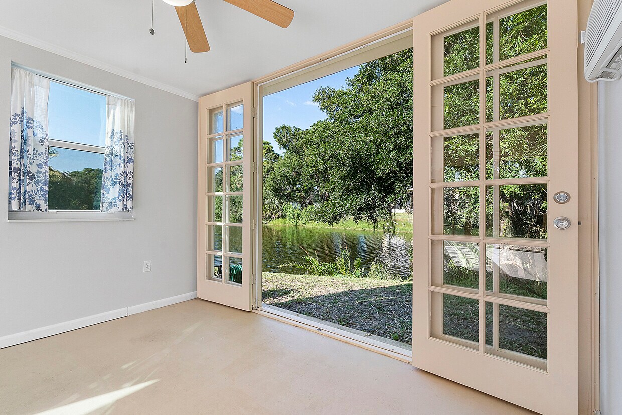 Air conditioned detached building - 320 Le Jeune Dr