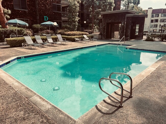 Building Photo - Mission Valley Large Two Bedroom Two Bathroom Condo for Rent