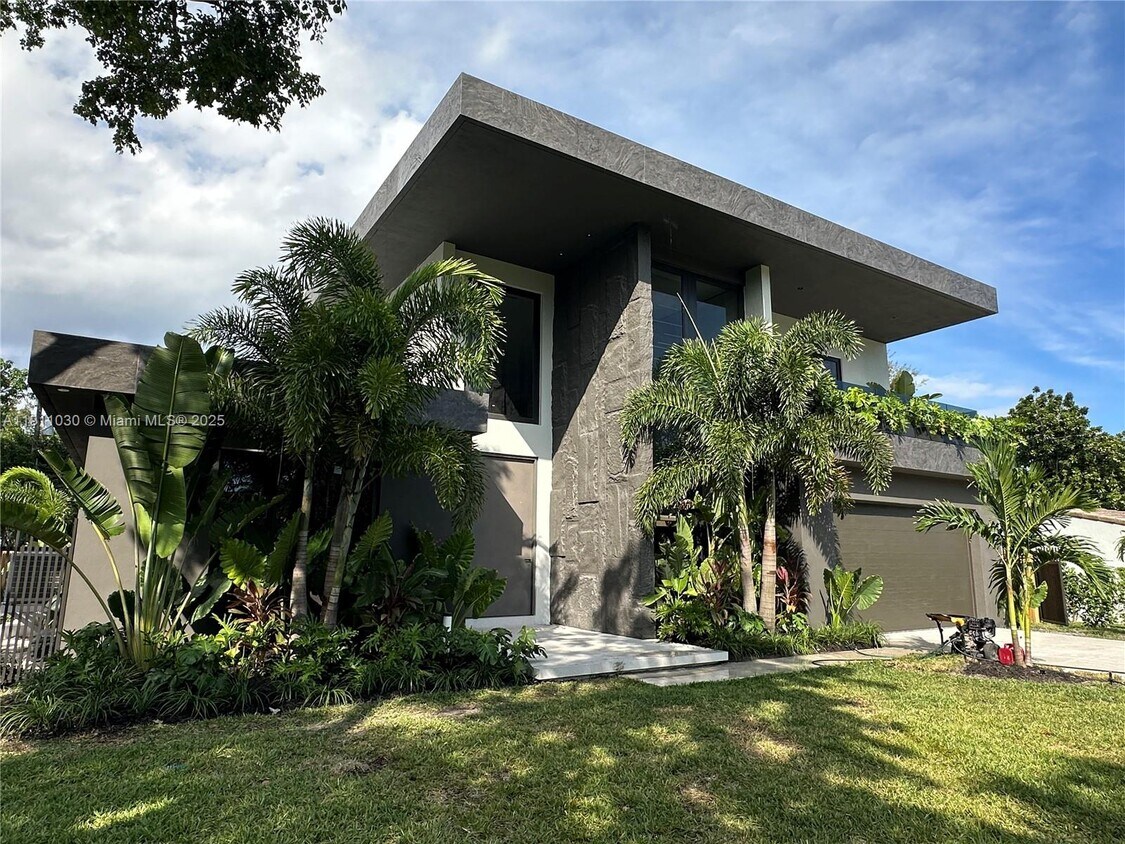 Foto principal - 1065 NE 119th St