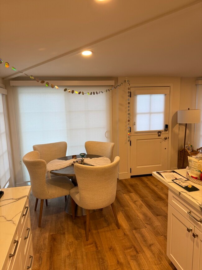 Foto del edificio - 511 Poinsettia Ave