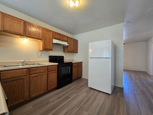 Foto del edificio - AVAILABLE NOW!