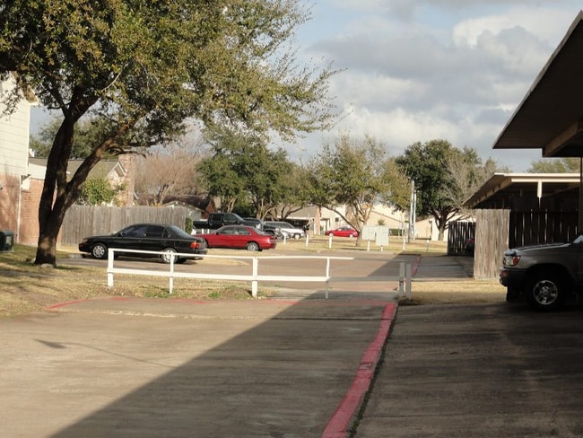 Building Photo - 13037 Clarewood Dr