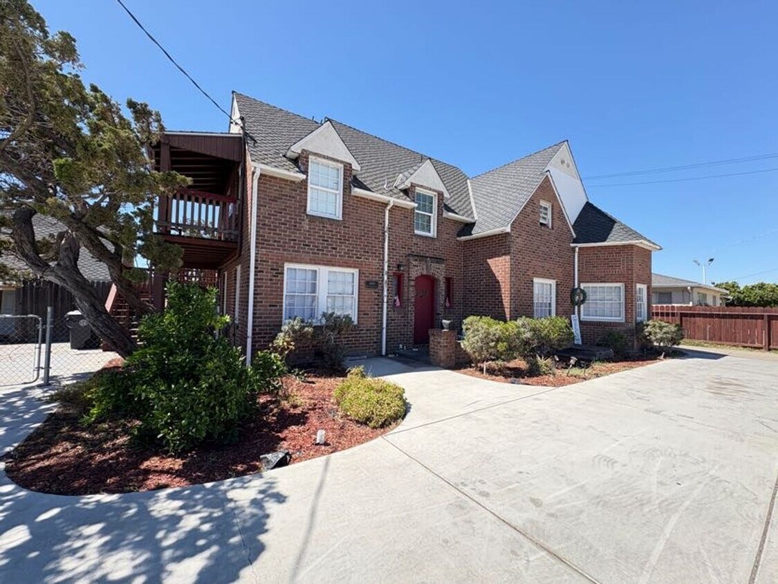 Primary Photo - Charming 2 Bedroom Upstairs Unit in the He...