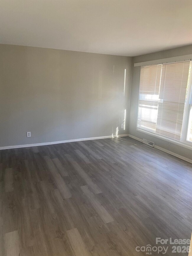 Building Photo - 526 Blendwood Dr