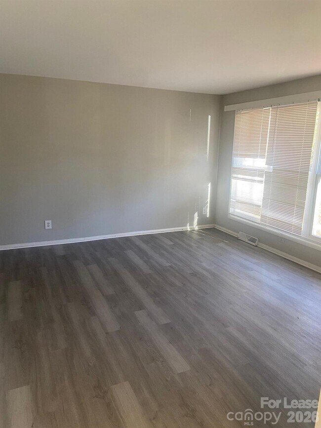 Foto del edificio - 526 Blendwood Dr