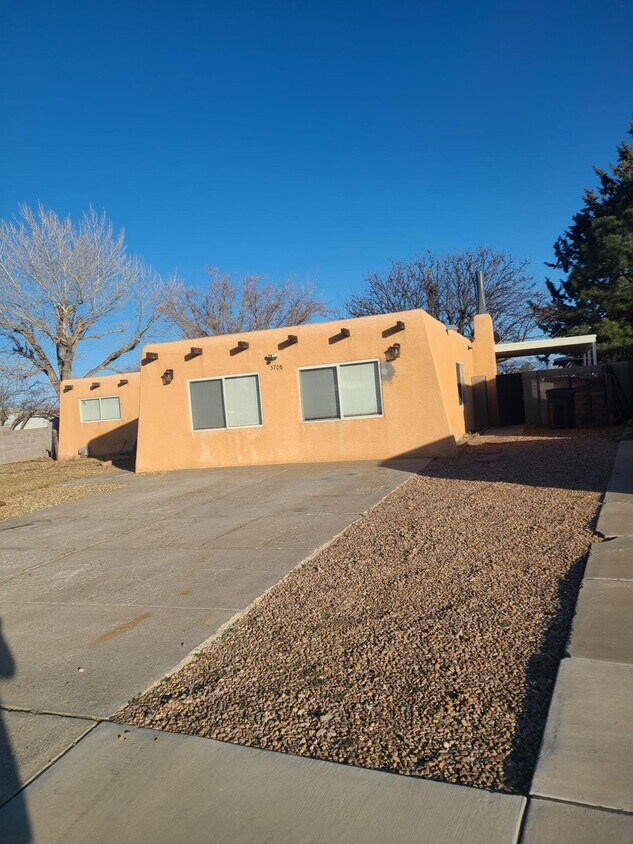 Primary Photo - 5708 Piedra Rd NW