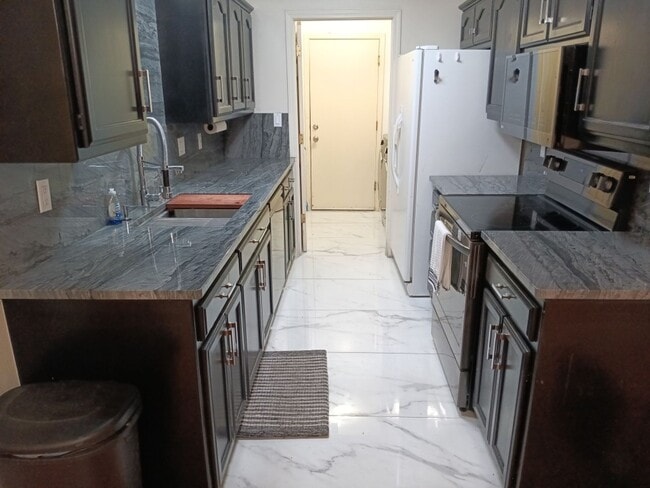Building Photo - 3 Bedroom, 2 Bathroom Home! Schedule a Showing!