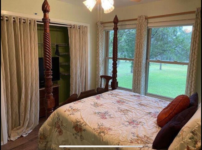 Foto del edificio - 2.35-acre farmhouse in the heart of Cedar Park available for rent!