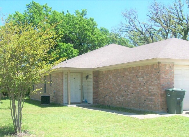 Building Photo - 1002 W Avenue B