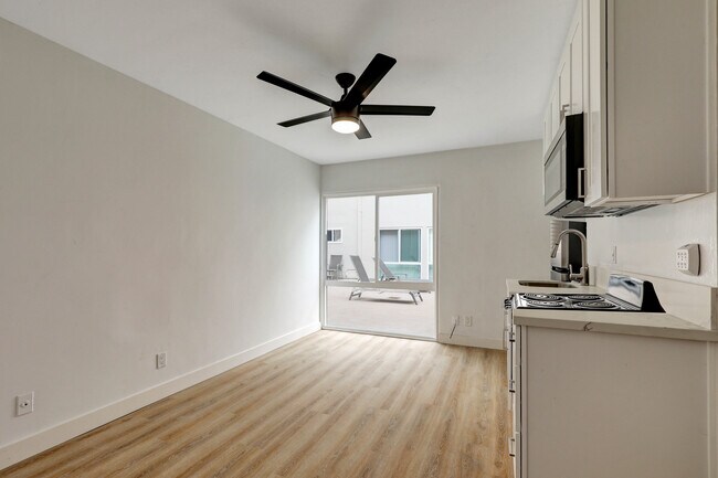 Apartamento en la primera planta con vistas a la piscina. - Casa Linda Apartments