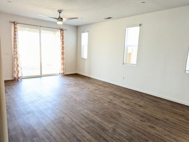 Foto del edificio - 6158 E. Adena Ave. (Clinton/Armstrong)