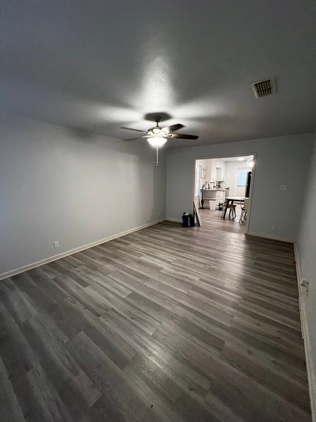Building Photo - 205 Emerald Ln