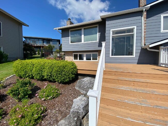 Building Photo - Downstairs Suite with Private Kitchen & Ba...