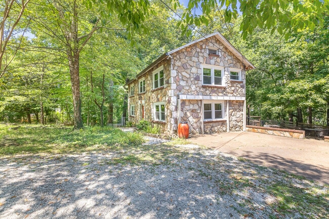 Building Photo - 511 Taylor Rd