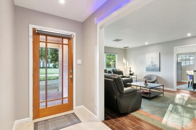Foto del edificio - 3890 Kenwood Dr