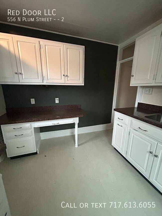 Building Photo - 556 N Plum St