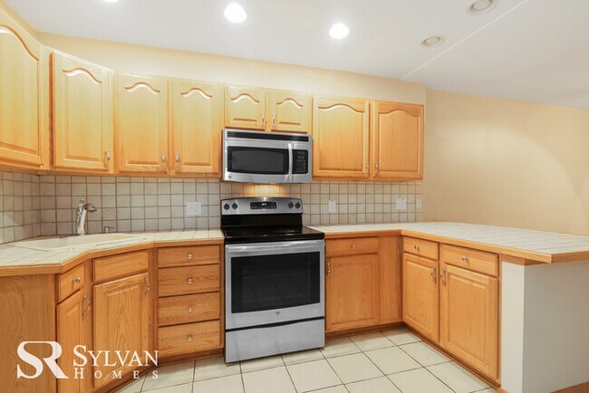 Foto del edificio - Charming 4BR 2.5BA brick townhome