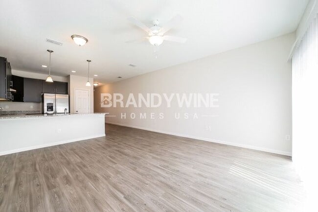 Building Photo - 581 Narnia Ct