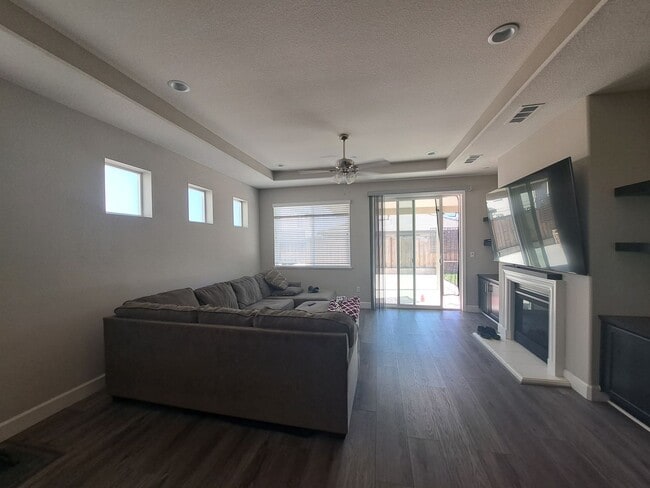 Building Photo - Feels Like a Model Home