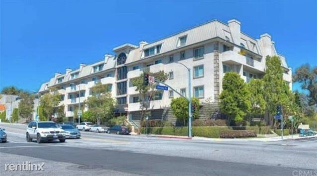 Building Photo - 390 S Sepulveda Blvd