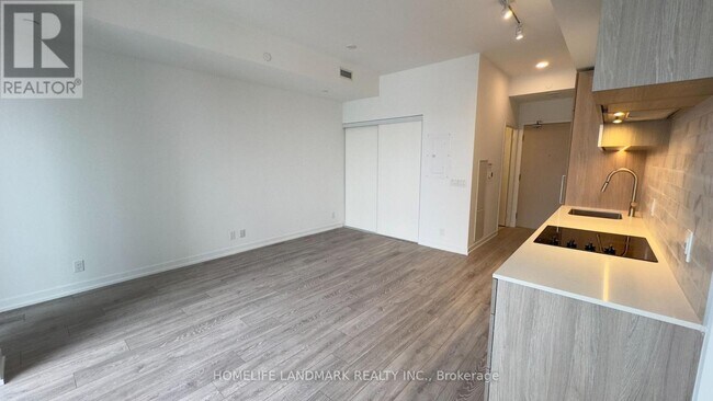 Photo du bâtiment - 2020 Bathurst St
