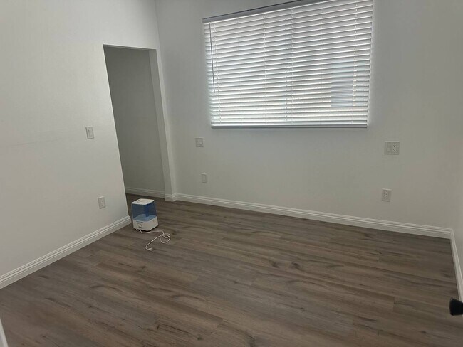 Foto del edificio - 15122 Burbank Blvd