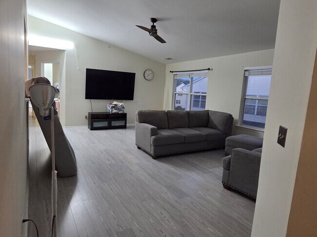 Foto del edificio - 380 Keswick Dr