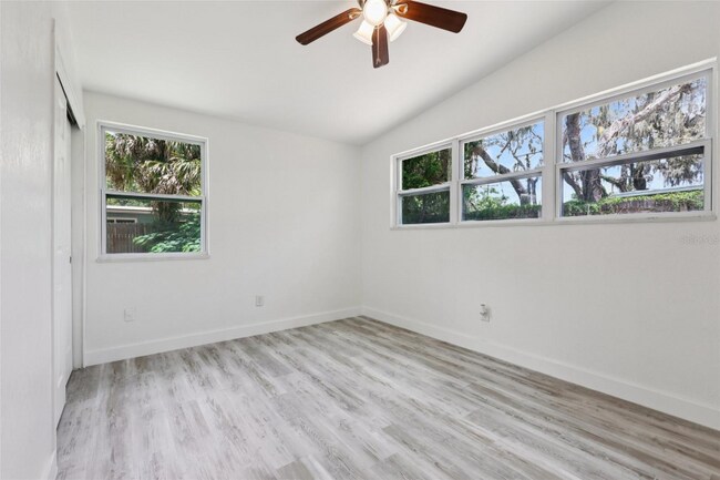 Building Photo - 607 E River Dr